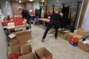 Vrijwilligers-van-de-Kerst-Inn-bezorgen-kerstpakketten-1