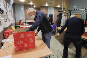 Vrijwilligers-van-de-Kerst-Inn-bezorgen-kerstpakketten