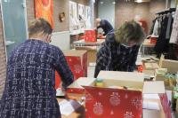 Vrijwilligers-van-de-Kerst-Inn-bezorgen-kerstpakketten-2